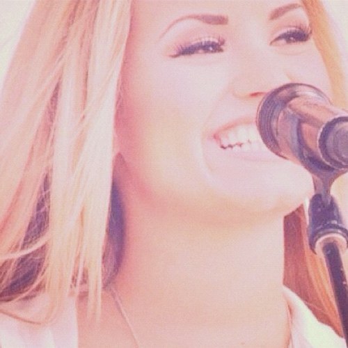 ddIovct0's profile picture. UNBROKEN IS OUT IN STORES NOW!!!