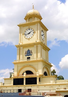 Sekitar tahun 1995,Johor Bahru di gemparkan dengan kemunculan Hantu ... Mereka mengambil gambar di air pancutan yang terletak di tepi tangga menara jam.