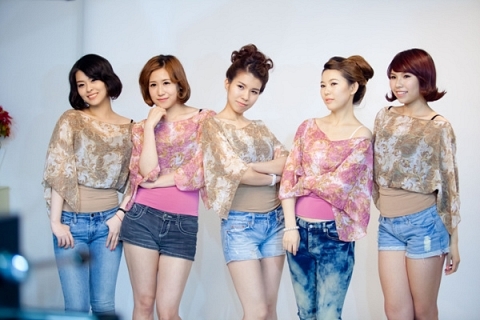 ilips (아이립스) - Take on Me
Released Date : 2012.07.06
Genre : Dance
Language : Korean
