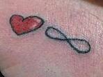 A de Amor. Soy uno de esos ochos tumbados con complejo de infinito. Mi vida es imperfecta, como todo en este mundo. Mi lema: Si me quieres, demuestralo.