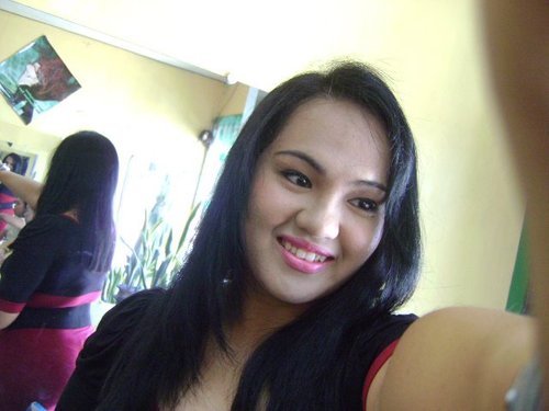 loves to stroll with twickz... have fun reading and chatting with friends...