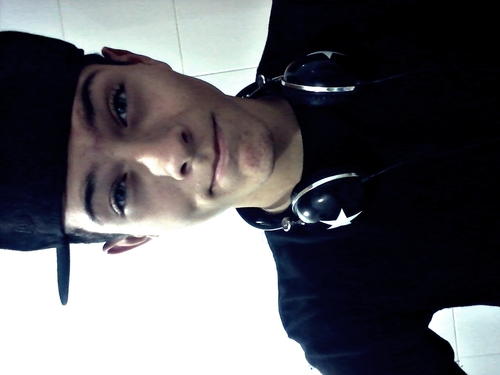 Chato,bobo,fofo,engraçado
ousado e acima de tudo Feeliz ♪
Eu vou subir nas nuvens pra desenhar o seu sorriso.... ♪