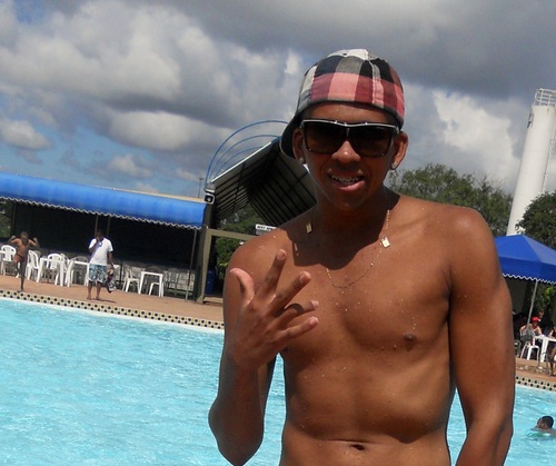 Muleke simples,que gosta de pagode,futebol,e que ama estar com os amigos e familia sempre dando risada.Te amo dona MARILENE S2.