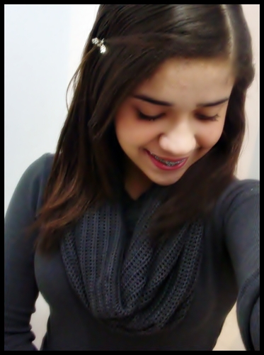 Ariana.Dramática. Irritante.Ciumenta.Fofa.Ingênua.Chatinha.Carinhosa :3