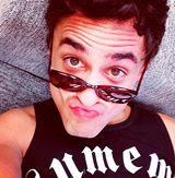 ''Amor de fã... Anonimato! Nada sabes do meu existir... Na muda tela cada escrito teu é fato! Como é fato o meu amor por ti {...} ! '' @thiagoaamaral