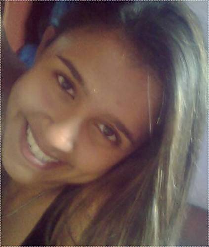 Gêminiana , 18 anos , ciumenta, chata, carinhosa, sorridente, amada e odiada... amo meus amigos e familia , eu sou feeeliz ! Deus ♥