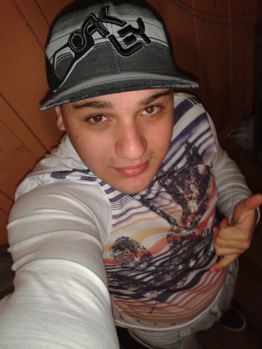 Amo Futebol,Sou Baladeiro,Bebo E Fumo Socialmente.Sou Muito Alegre Extrovertido.