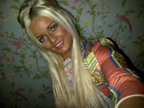 Im 22 Quilifyed in pre-bonded and micro loops profestional hair extensions.love shopping working. love ESSEX :)