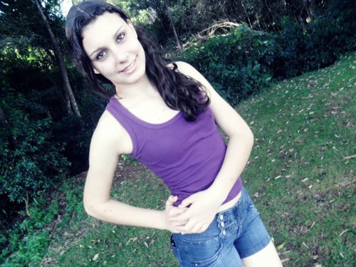Feia, chata, ciumenta, grêmista, egoísta, virginiana, chorona, amiga, magisteriana, o resto você descobre u.u