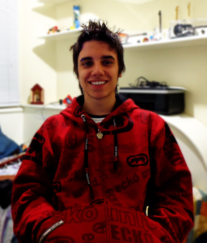 18 aninhos e já sou um serial killer, estou atrás de você, se quiser olhar, tanto faz, no final tudo vai acabar na sua morte.