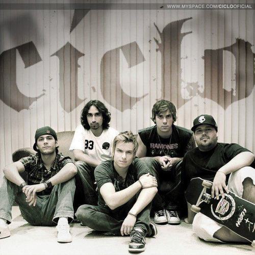 TT feito para citar as frases da banda @ciclooficial, quem ainda não conhece, conheçam ai galera, vão curtir bastante: http://t.co/8au5VwTJ0X ;]
