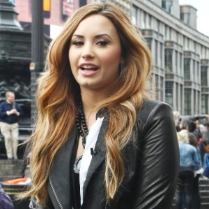 Bio ? Hm... Pra que ? Se eu sou Lovatic ? e minha best é a Demetria Devonne Lovato, vou comer brigadeiro com ela, Bjs Pras posers que não sabem quem é MCDLove