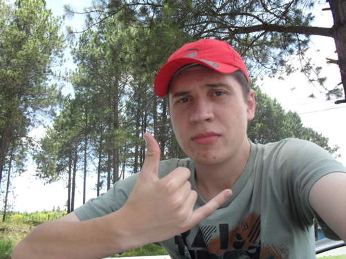 Sou uma pessoa como qualquer outra. Penso, sofro, dou risada, choro, brinco, erro. Não sou perfeito, mas sou o que sou e ninguém vai mudar isso