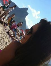 Te imaginar é me inspirar pra te dizer , estou apaixonada  Cada vez mais por ti , Senhor tu és incomparável Teu nome é maravilhoso Leva-me além ♪ .