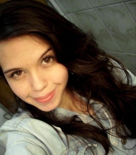 Leonina, feliz, são paulina, 18 anos, adoro música, desenho e fotografia..Tentando colocar nesses 140 caracteres meus pensamentos e etc :p Follow me?
