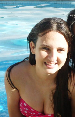 É muito difícil me descrever. Mas eu vou tentar! Eu sou rica, bonita, famosa, nasci perfeita, fofa... e mentirosa também! rsr :)