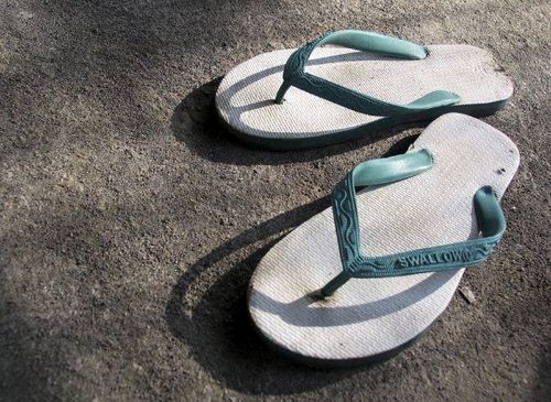 mau nanya sesuatu? tanyakan semua itu pada @SendalAjaib ! FOLLOW @SendalAjaib dan tanyakan pertanyaanmu kepadanya! :|