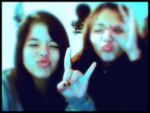 14, alegre, simpatica, musica, caprichoza, femenina, labios, J.Alvares, me encanta comer chocolate, conocer gente nueva, y salir con mis amigas,  (: