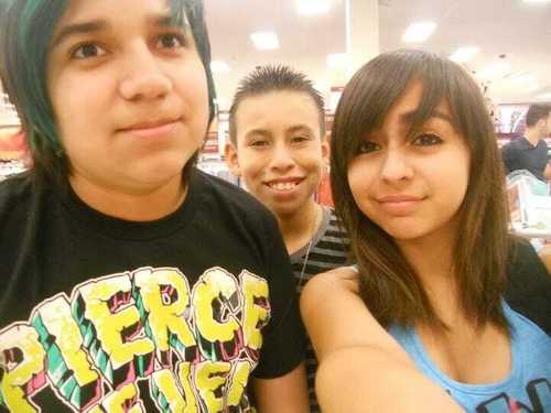 uNICOrn_stripes's profile picture. hi there..i follow back and will love all your boring annoying post :)