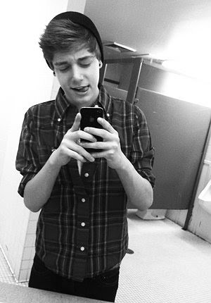 ~~ 16 anoos , Ciumeento , Feeio , Foofo , Careente , Meelhor amigo da #LaarissaBernardi e da #ketlin ♥ ~~