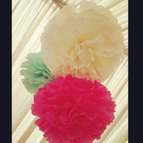 UK based paper pom pom maker! Beautiful for weddings, nurserys, house parties and special occasions.