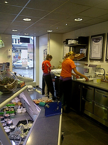 Wij zijn nu 5 jaar gevestigd in Surhuisterveen wij hebben 22 zitplaatsen in de winkel tevens zijn wij leveranciers voor catering en horeca gelegenheden