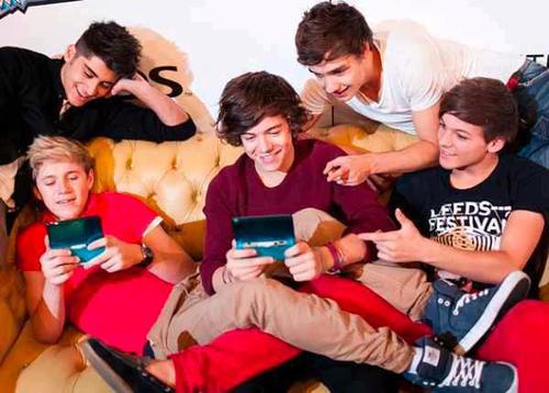 I'm A Directioner Boy u.u|My idols are *One Direction*| Spero di incontrarli un giorno, ma quel giorno penso non verrá mai.