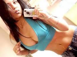 Chica linda atractiva entregada a la vida