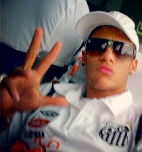 Lutando por um sonho até torna-lo Real. Cedo pra parar, tarde pra desistir.. Donoo do meu coraçãooo ☞ @Njr92 (y since:09-09-11 #OusadiaeAlegria sempre ..