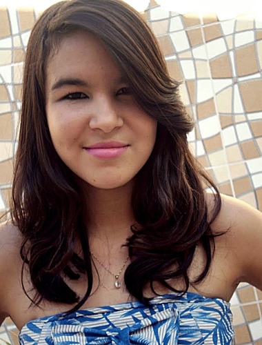 Sou do tipo de garota que não se importa. Estou aqui de passagem e só quero me divertir. Quem quiser, que goste de mim do jeito que sou.