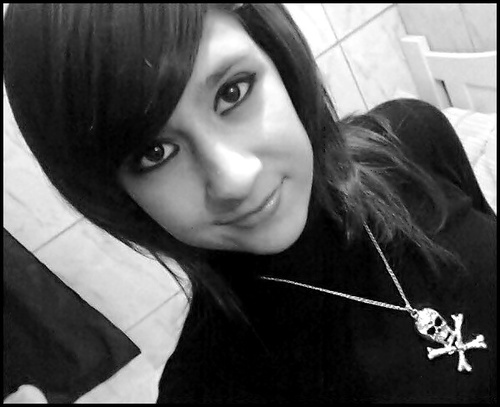 “Esta menina deitou de braços abertos com uma navalha e escreveu SLIPKNOT  com o seu sangue”
Slipknot
