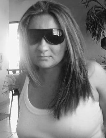 Linda, animada, bem humorada, poliqueira, provocante, estudiosa, formosa, implicante, criativa e anarquista. Pronto, falei!! rs. Bjkss