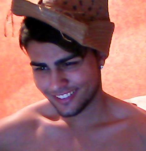 18 anos, Ariano e uma mistura de Charlie Sheen, Johnny Knoxville e Elvis Presley! Sou eu, cantor sertanejo nas horas vagas e  rei das analogias.