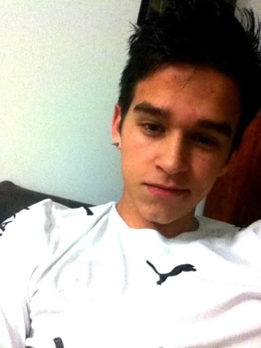 16,Loiro,olhos verdes, 20%nerd,bobo,chato,feio,ciumento,Ruffles&CocaCola,trident&Halls.. #VeemkqEuTeMordo #Rawr :B