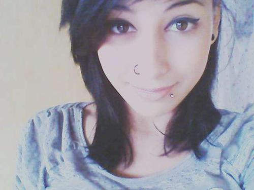 Você smp está indo & vindo mais tudo bem dessa vez eu já visti minha armadura e msm que nada fosse eu estarei de pé de queijo esrguido - Pitty