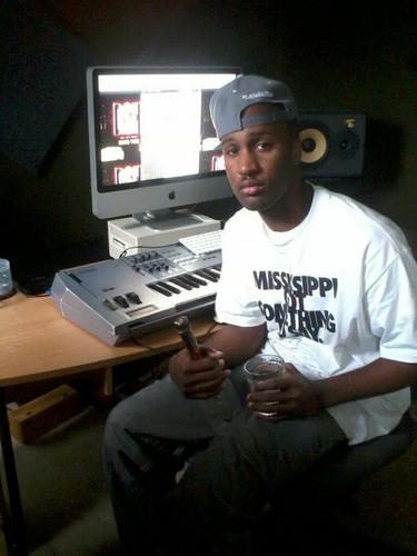 BEATZ/Booking Mrmajormoves.db@gmail.com MARINE/Producer/Artist CEO#TEAMBRAVOE #TMM production credit - not enough to retire yet