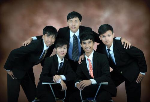 all about music @mitra_kusuma (vocalist) @MekmulSamudra (guitarist) @dimasapriansia (guitarist) @dikhasmudra_ (drummer) dan Muhammad Iqbal (bassist)