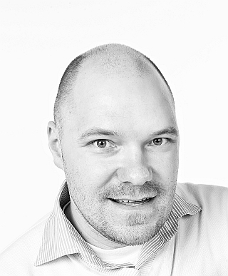 Idrettsinteressert småbarnsfar som er utdannet innen kommunikasjon og medier.