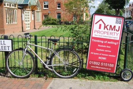 Low cost, high impact marketing, Small carbon footprint, Our bike get on average 100 eye contacts per minute!