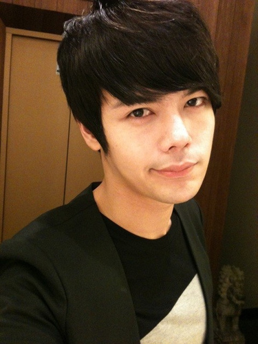 I'm Bot Not Real 
My name is : Jihyuk 
From : Choshinsung or Supernova
Lables : Core Contents Media (CCM)