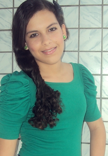 bipolar,13 anos ,possesiva ,insegura ,chata ,timida  , Deus acima de tudo em minha vida , amigos e familia ..  ზ