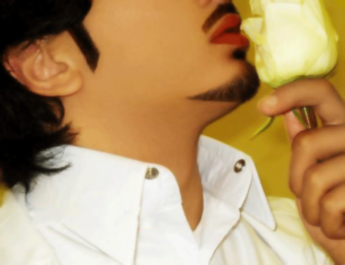 اكتب الشعر والخواطر واحب السفر والرومنسيه ولا احب ان اعرف عن نفسي