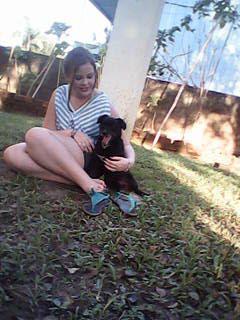 Romântica,Abobada,amiga,companheira,amorosa,conselheira,e muito louca...Amo chocolate e sou fã de TODOS os animais.E pretendo futuramente ser veterinária .