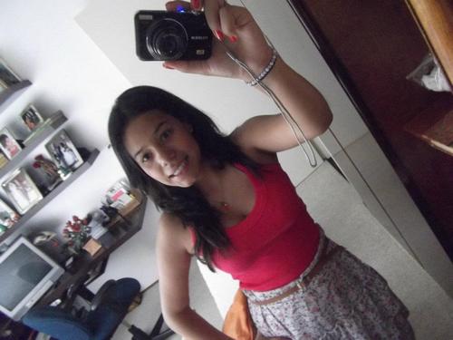 Sou simples sou  chata sou simpática sou alegre sou bestaa  sou amiga sou estranha,idiota quando quero. Sou sempre EU. Foda-se para oque os outros irão dizer .