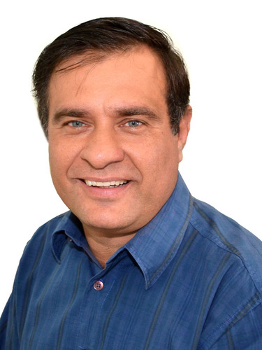 Empresário no ramo de Farmácia, moro há 12 anos no Município de Cáceres, Mato Grosso. Apaixonado por essa cidade e pelo Rio Paraguai.