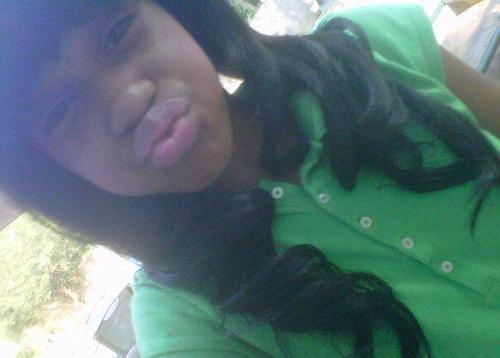 wassup this channon KNOW MEHH' follow me on twitter and i will follow yhuu back andd follow my LEFThand!! @queemari23