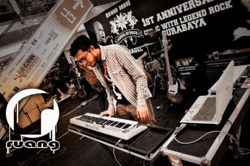 Ogi_Lugas's profile picture. Mixing/mastering/keyboardis