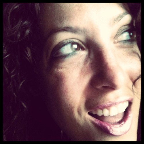 Bankera x comodidad y horario, melena rizada o lisa depende del estado de ánimo, soñadora y con ganas de vivir la vida...