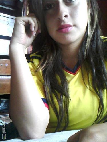 Soy una niña sencilla, loca, divertida, me rio de todo, no me gustan las mentiras. Tengo 16 años :$.