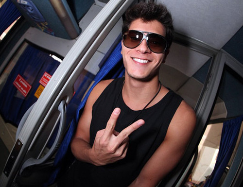 160 caracteres é muito pouco pra esplicar tamanho amor e admiração que eu sinto pelo @aguiarthur !!! Arthur TE AMO 3  (desde 10/04/12 )